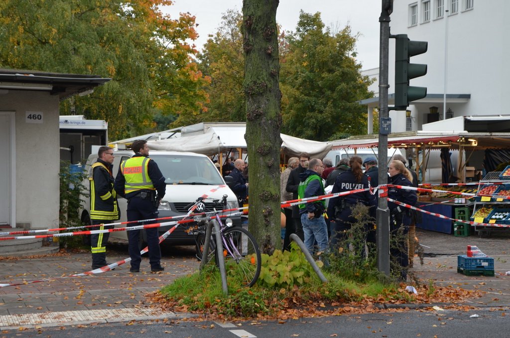 Attentat auf Fr Reker Koeln Braunsfeld Aachenerstr Wochenmarkt P16.JPG - Miklos Laubert